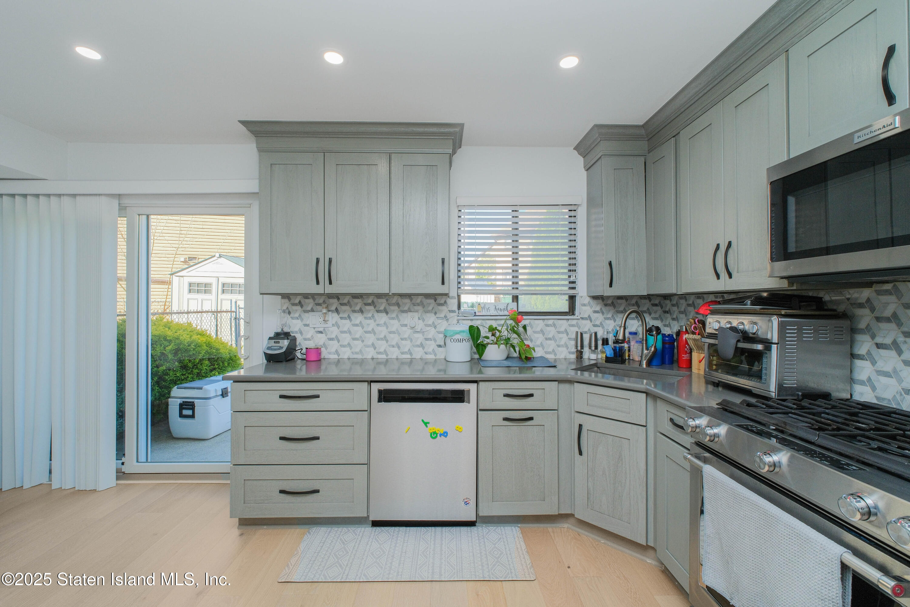 9 Rolling Hill Green, Staten Island, New York image 16