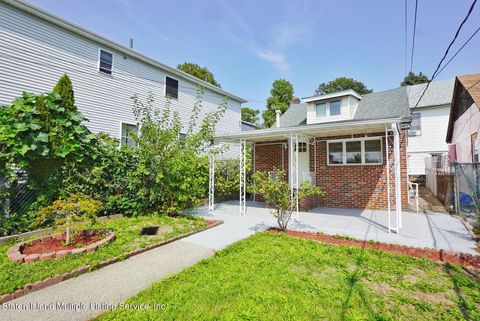 Photo of 39 Ocean Avenue, Staten Island, NY 10305 (MLS # 1158722)