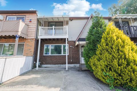 Photo of 49 Cedar Grove Court, Staten Island, NY 10306 (MLS # 2404439)