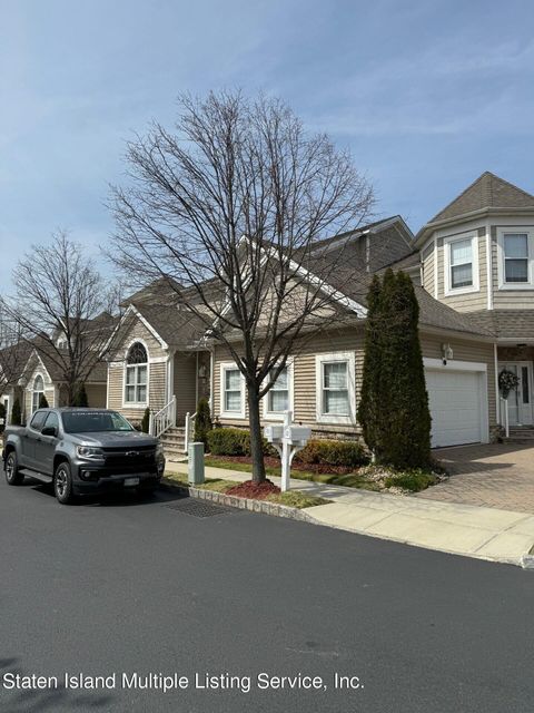 Photo of 33 Chart Loop, Staten Island, NY 10309 (MLS # 2401946)