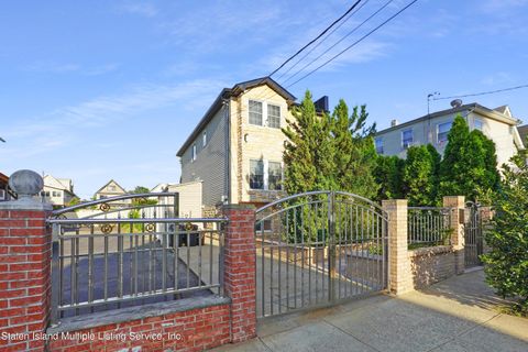 Photo of 95 Union Avenue, Staten Island, NY 10303 (MLS # 1163516)