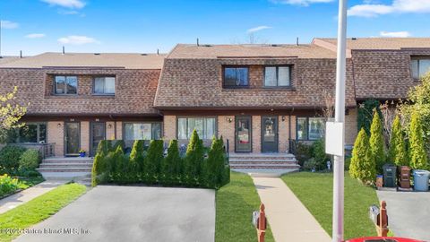 Photo of 40 Amy Court, Staten Island, NY 10314 (MLS # 2501851)