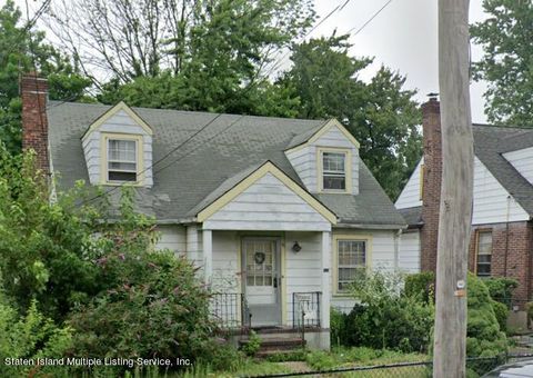 Photo of 39 Crowell Avenue, Staten Island, NY 10314 (MLS # 2401464)