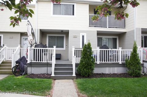 Photo of 4072 Willow Road E, Staten Island, NY 10314 (MLS # 2602372)