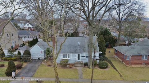 Photo of 172 Lawrence Avenue, Staten Island, NY 10310 (MLS # 2400355)