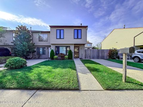 Photo of 969 Patterson Avenue, Staten Island, NY 10306 (MLS # 2505907)