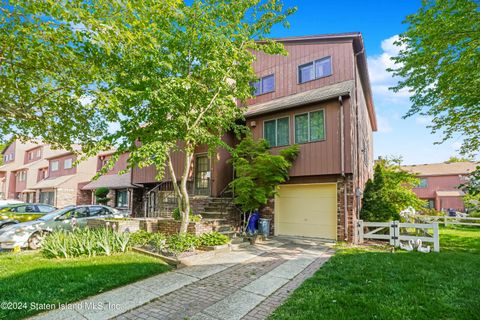 Photo of 33 Pamela Lane, Staten Island, NY 10304 (MLS # 2402864)