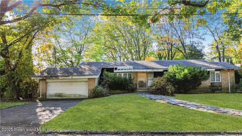 Photo of 18 Emmerson Avenue, Staten Island, NY 10301 (MLS # 2506422)