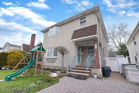 Photo of 445 Stewart Avenue, Staten Island, NY 10314 (MLS # 2601909)