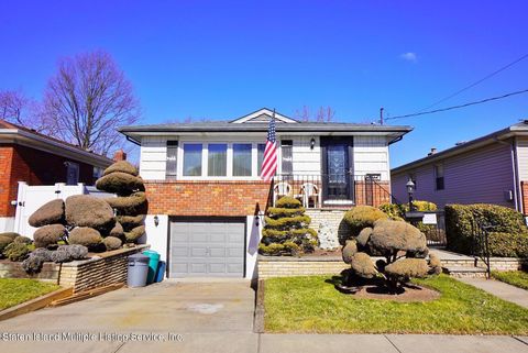 Photo of 149 Dixon Avenue, Staten Island, NY 10303 (MLS # 1160159)