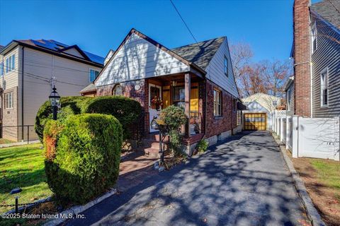 Photo of 35 Crowell Avenue, Staten Island, NY 10314 (MLS # 2506883)