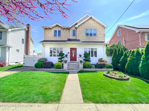 Photo of 39 Canterbury Avenue, Staten Island, NY 10314 (MLS # 2502254)