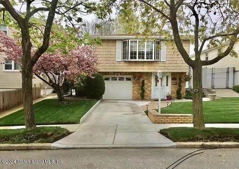 Photo of 104 N Pine Terrace Ter, Staten Island, NY 10312 (MLS # 2405739)