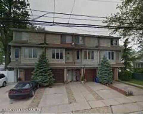 Photo of 102 Burgher Avenue, Staten Island, NY 10304 (MLS # 2600486)