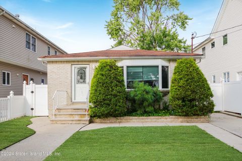 Photo of 332 Wainwright Avenue, Staten Island, NY 10312 (MLS # 2404746)