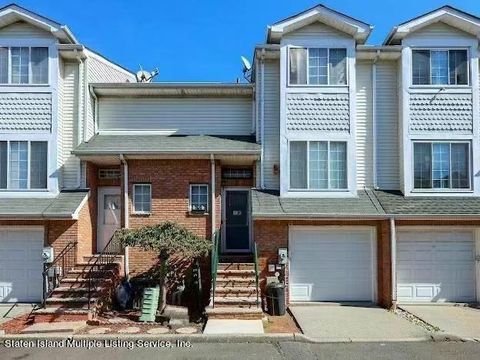 Photo of 19 Timothy Court, Staten Island, NY 10314 (MLS # 1163560)