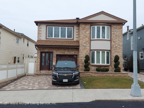 Photo of 44 Radford St St, Staten Island, NY 10314 (MLS # 1159944)