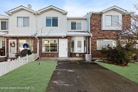 Photo of 64 Country Drive N, Staten Island, NY 10314 (MLS # 2600467)