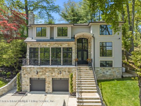 Photo of 44 Annfield Court, Staten Island, NY 10304 (MLS # 1163484)