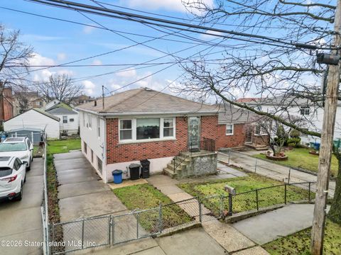Photo of 192 Graves Street, Staten Island, NY 10314 (MLS # 2601536)