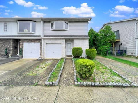 Photo of 125 Regis Drive, Staten Island, NY 10314 (MLS # 2402779)