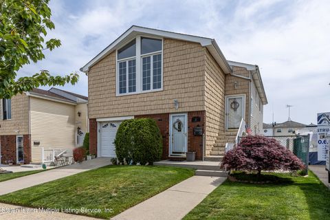 Photo of 67 Kenmore Street, Staten Island, NY 10312 (MLS # 1161903)