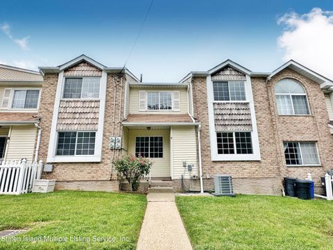 Photo of 8 Dreyer Avenue, Staten Island, NY 10314 (MLS # 1163606)