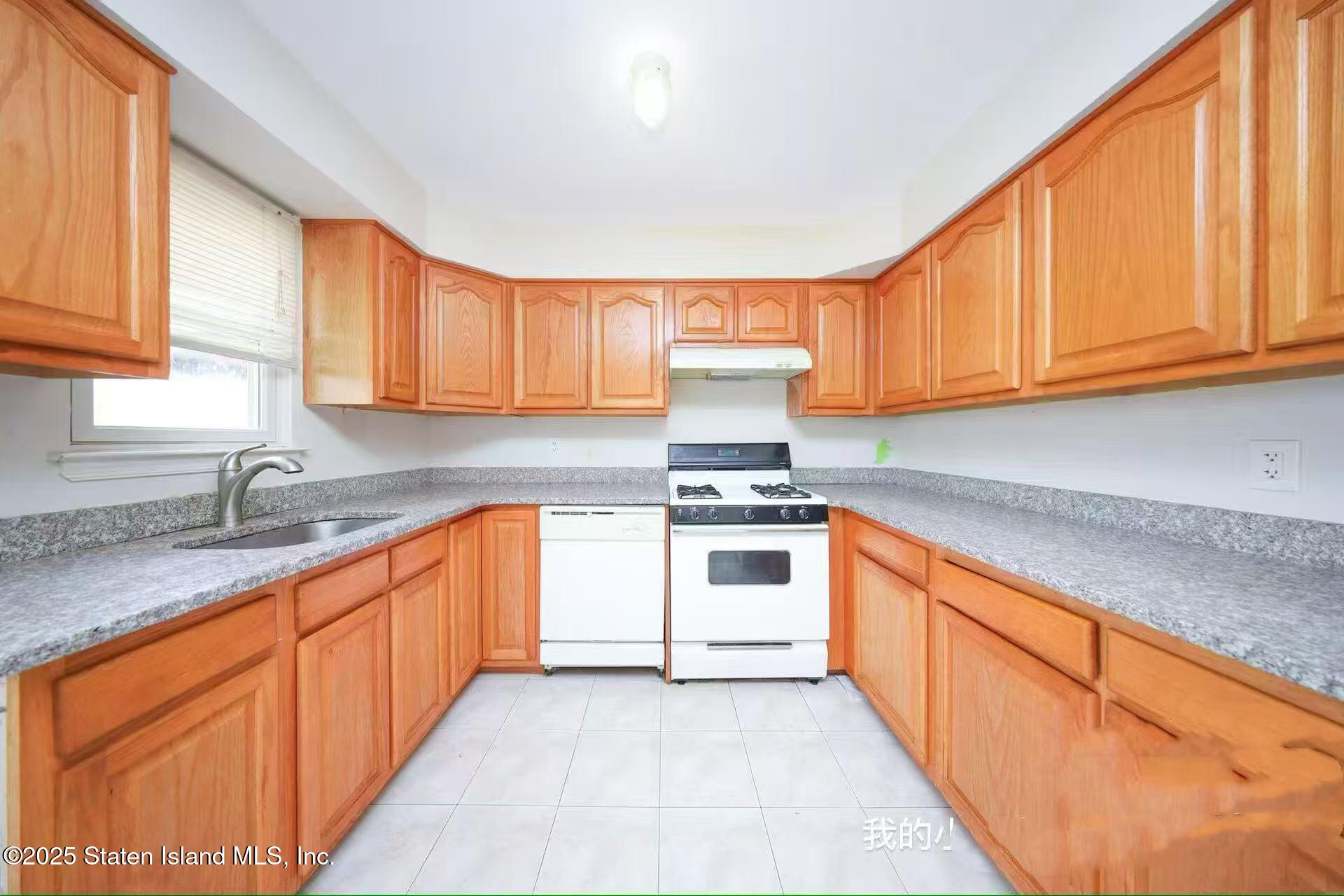 51 Crestwater Court, Staten Island, New York image 7