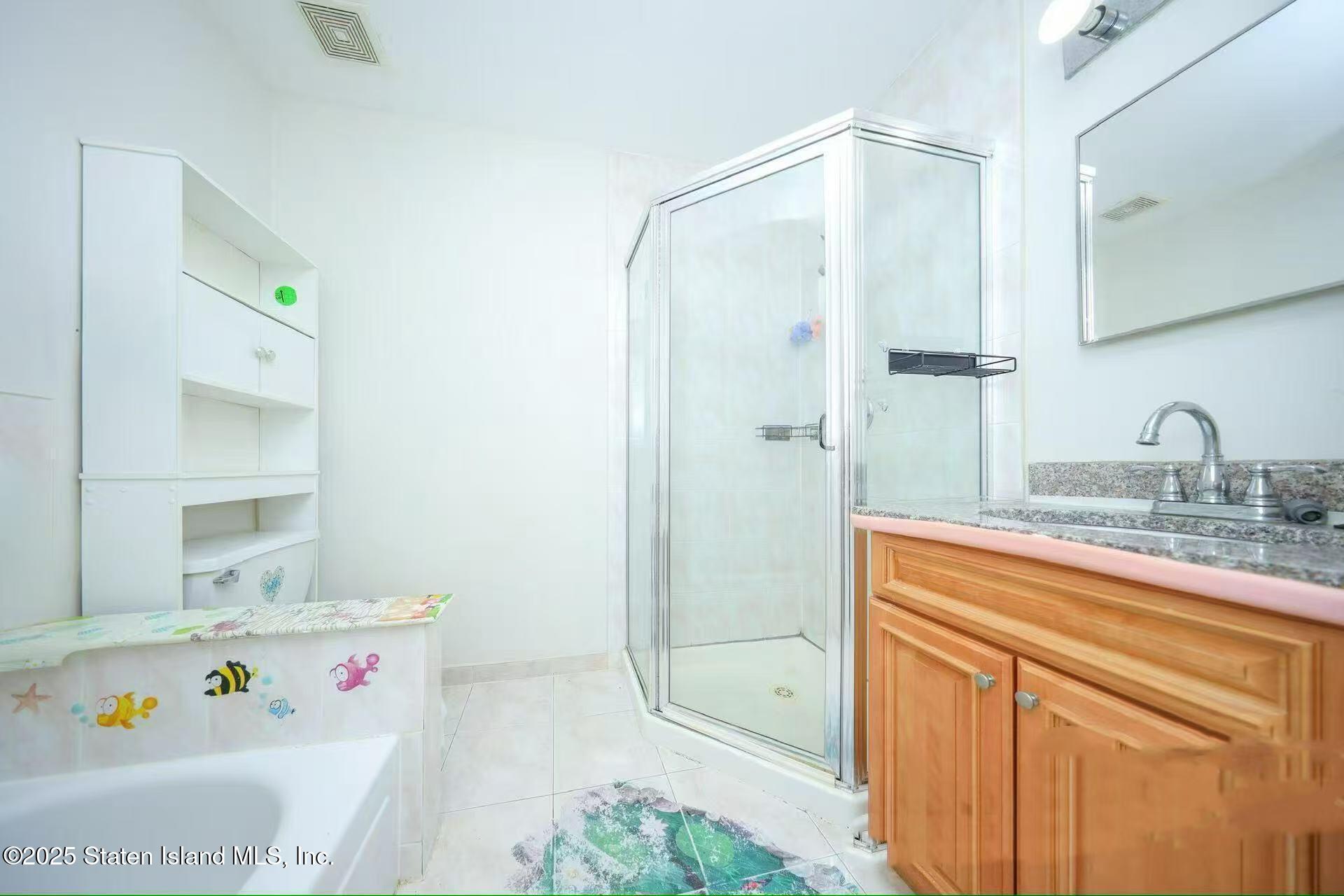 51 Crestwater Court, Staten Island, New York image 4