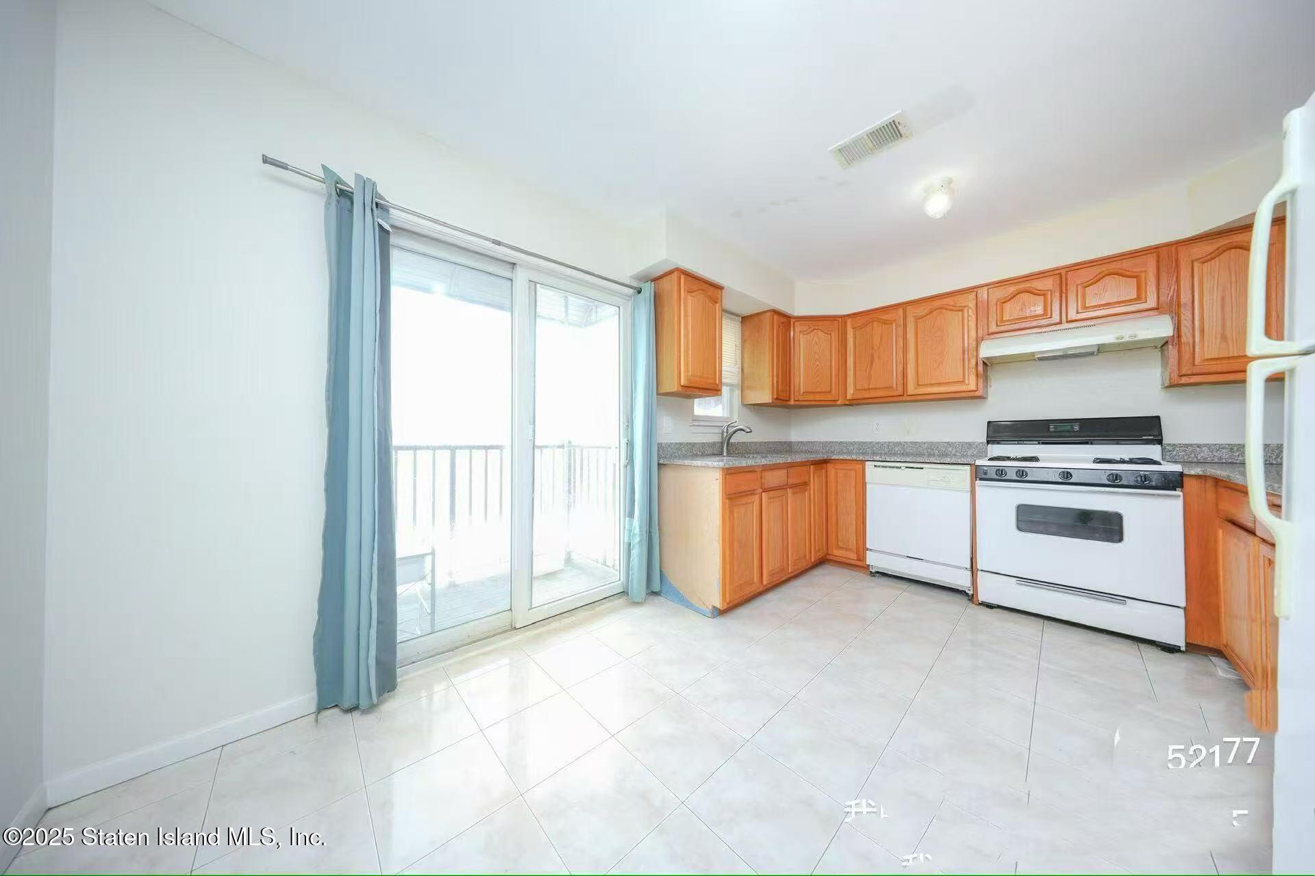 51 Crestwater Court, Staten Island, New York image 6