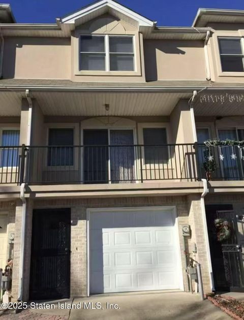 Photo of 51 Crestwater Court, Staten Island, NY 10305 (MLS # 2502251)