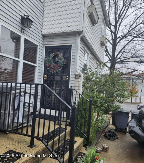Photo of 17 Lorraine Loop, Staten Island, NY 10309 (MLS # 2506880)