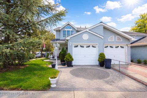 Photo of 8 Carpenter Avenue, Staten Island, NY 10314 (MLS # 2601776)