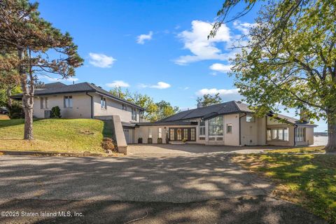 Photo of 2 Wards Point Avenue, Staten Island, NY 10307 (MLS # 2506168)