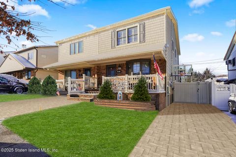 Photo of 26 Woehrle Avenue, Staten Island, NY 10312 (MLS # 2500333)