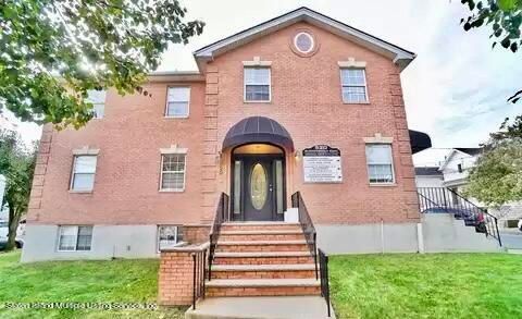 Photo of 520 Bloomingdale Road, Staten Island, NY 10309 (MLS # 2500195)