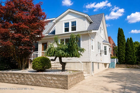Homes For Sale - 186 Hope Avenue<br/> Staten Island, NY 10305