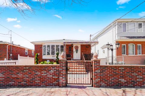 Photo of 136 Bionia Avenue, Staten Island, NY 10305 (MLS # 2501814)