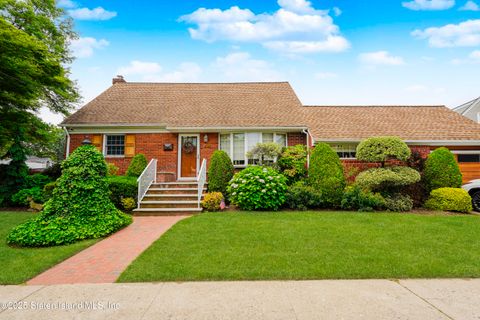 Photo of 210 Lincoln Avenue, Staten Island, NY 10306 (MLS # 2503490)