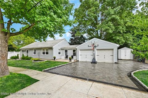 Photo of 5 Canterbury Avenue, Staten Island, NY 10314 (MLS # 1165227)