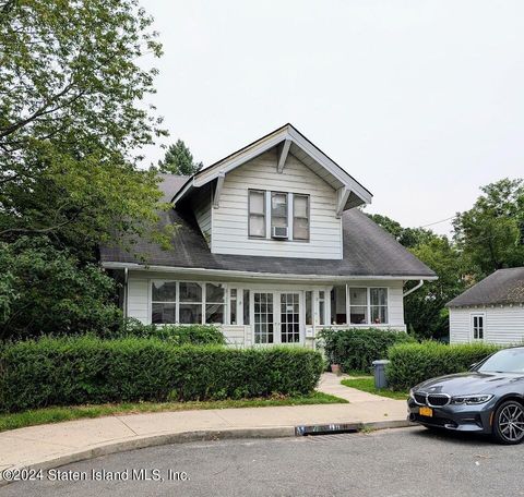 Photo of 31 Cleveland Place, Staten Island, NY 10305 (MLS # 2404325)