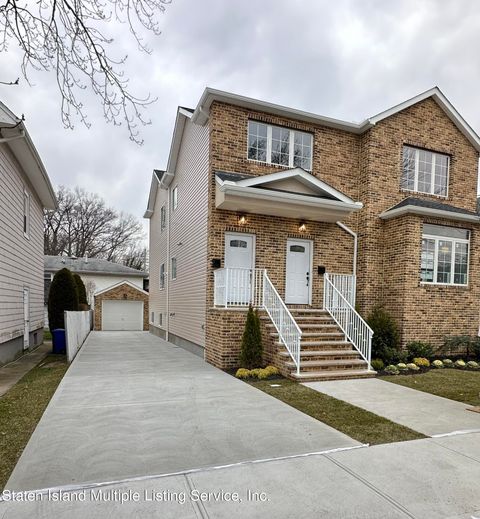 Photo of 10 Holly Place Pl, Staten Island, NY 10306 (MLS # 2400863)