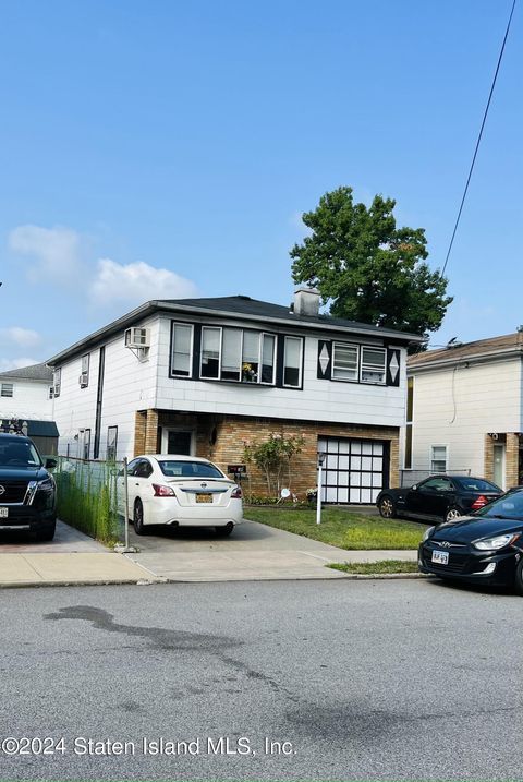 Photo of 108 Montreal Avenue, Staten Island, NY 10306 (MLS # 2404527)