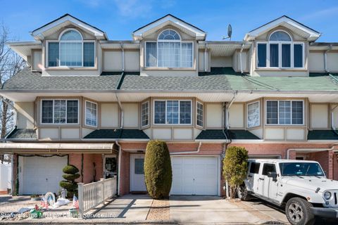 Photo of 52 Cranberry Court, Staten Island, NY 10309 (MLS # 2602388)