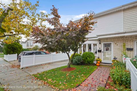 Photo of 94 Amber Street, Staten Island, NY 10306 (MLS # 1158562)