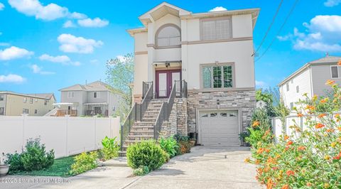 Photo of 53 Milton Avenue, Staten Island, NY 10306 (MLS # 2505385)