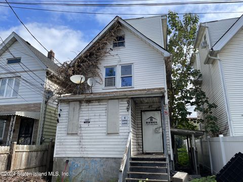 Photo of 19 Tompkins Court, Staten Island, NY 10310 (MLS # 2500123)
