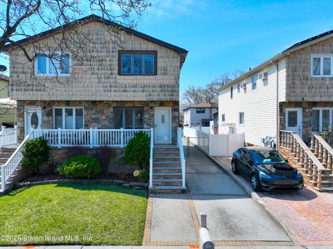 Photo of 18 Rowan Avenue, Staten Island, NY 10306 (MLS # 2503391)