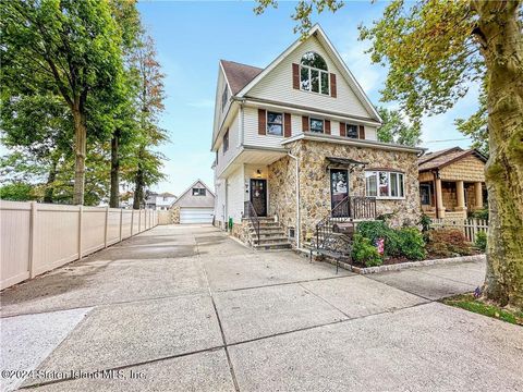 Photo of 98 Winham Avenue, Staten Island, NY 10306 (MLS # 2406523)