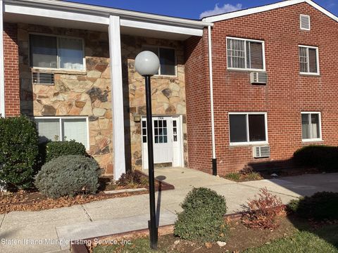 Photo of 1304 Rockland Avenue #1e, Staten Island, NY 10314 (MLS # 1165631)